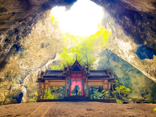 Phraya Nakhon Cave, Khua Kharuehat pavillion temple in Khao Sam Roi Yot National Park in Prachuap Khiri Khan, Ταϊλάνδη — Φωτογραφία Αρχείου