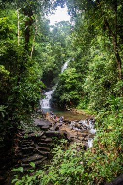 Namtok Phlio Ulusal Parkı, Chanthaburi, Tayland 'da antik pagoda ve şelale