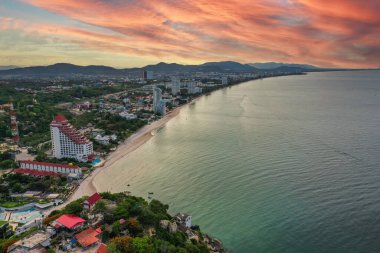 Wat Khao Takiab tepesi ve Hui Hin 'deki plaj, Prachuap Khiri Khan, Tayland
