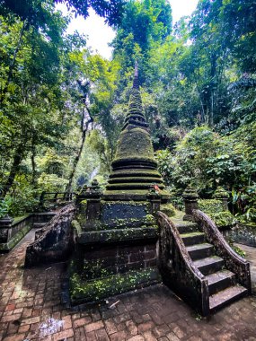 Namtok Phlio Ulusal Parkı, Chanthaburi, Tayland 'da antik pagoda ve şelale
