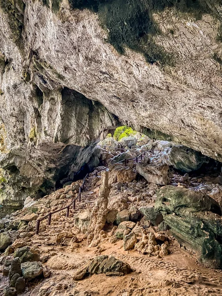 Cueva de Phraya Nakhon, templo del pabellón de Khua Kharuehat en el parque nacional de Khao Sam Roi Yot en Prachuap Khiri Khan, Tailandia — Foto de Stock