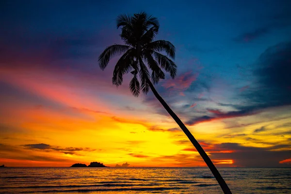 Klong Prao Beach podczas zachodu słońca w Koh Chang, Trat, Tajlandia — Zdjęcie stockowe