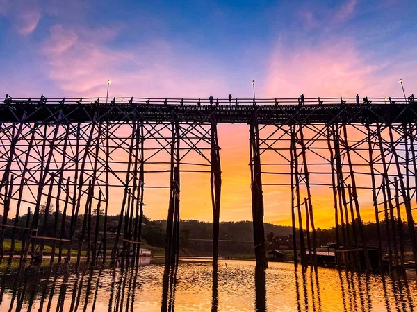 Mon Bridge, vecchio ponte di legno al tramonto a Sangkhlaburi, Kanchanaburi, Thailandia — Foto Stock