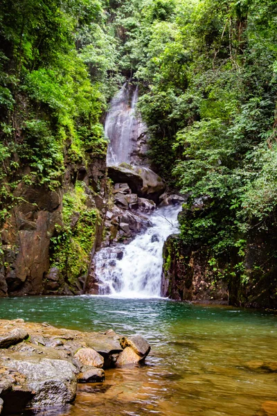 Namtok Phlio National Park, ancienne pagode et cascade à Chanthaburi, Thaïlande — Photo