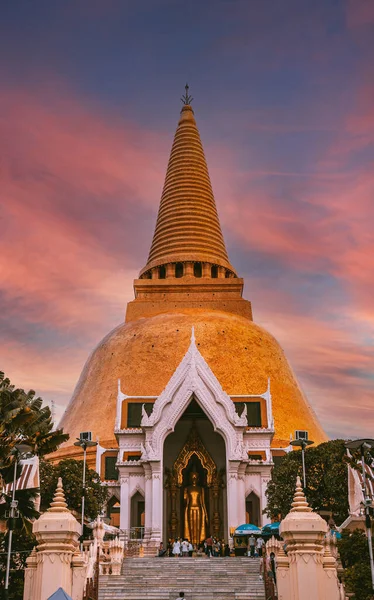 Wat Phra Pathom Chedi Ratchaworamahawihan eller Wat Phra Pathommachedi Ratcha Wora Maha Wihan, i Nakhon Pathom, Thailand — Stockfoto
