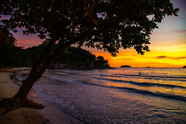 Playa de Klong Prao durante la puesta del sol en Koh Chang, Trat, Tailandia —  Fotos de Stock