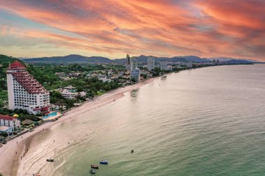 Wat Khao Takiab tepesi ve Hui Hin 'deki plaj, Prachuap Khiri Khan, Tayland