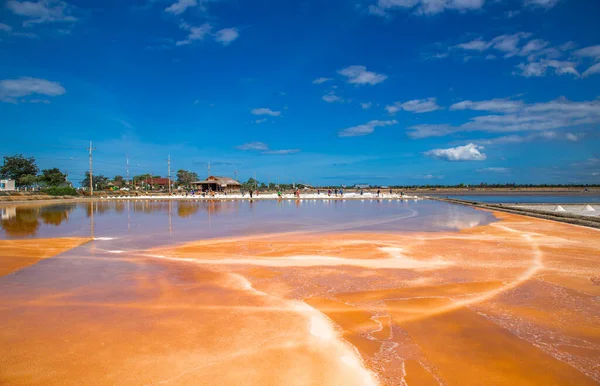 Phetchaburi Salt flats Naklua, granjas y agricultores recolectando sal en Phetchaburi, Tailandia —  Fotos de Stock