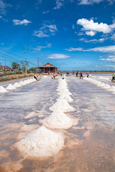 Phetchaburi Salt flats Naklua, granjas y agricultores recolectando sal en Phetchaburi, Tailandia —  Fotos de Stock
