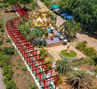 Wat Khao Sung Chaem Fa tapınağı dev yılanlı ve uzanan altın Buda, Kanchanaburi, Tayland