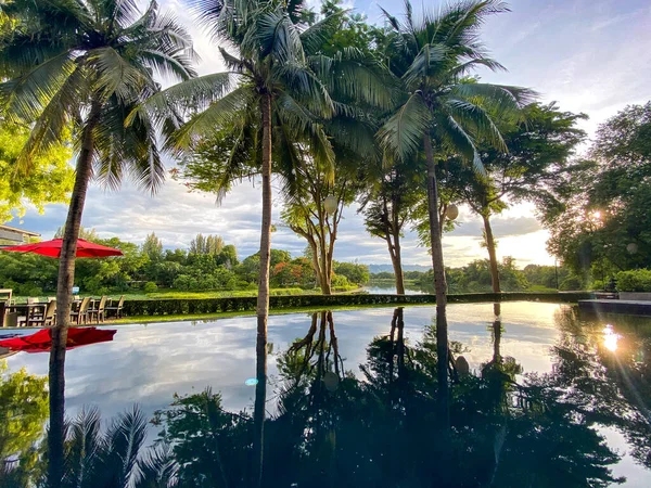 Kanchanaburi Nehri 'nde gün batımı Khwae Yai veya Tayland' da Kwai. — Stok fotoğraf