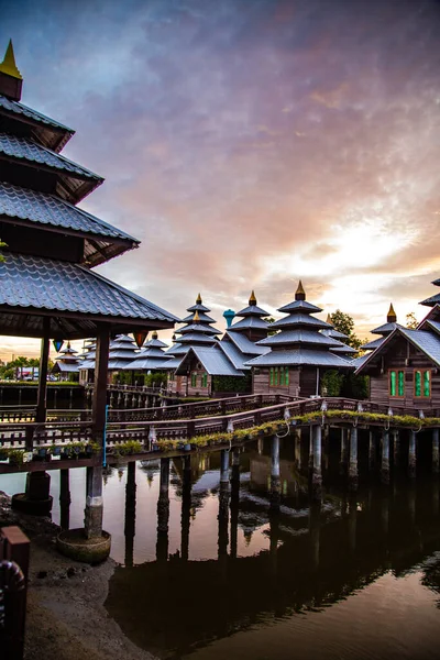 Geleneksel ev ziyaretleri Chanthaburi, Tayland 'da gün batımında — Stok fotoğraf