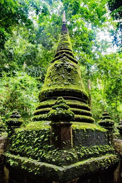 Namtok Phlio National Park, antigua pagoda y cascada en Chanthaburi, Tailandia — Foto de Stock