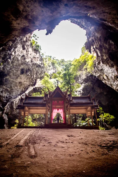 Phraya Nakhon Cave, Khua Haruehat pavilion temple in Khao Sam Roi Yot国立公園in Prachuap Khiri Khan, Thailand — ストック写真
