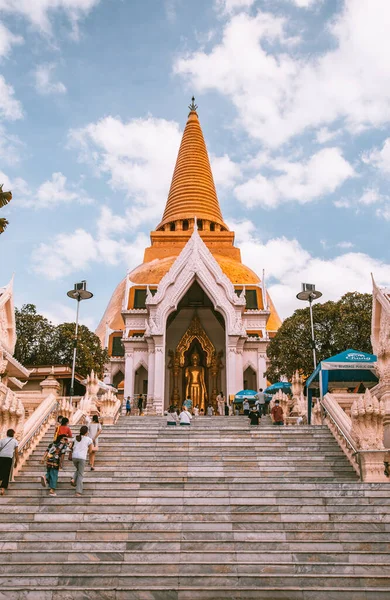 Wat Phra Pathom Chedi Ratchaworamahawihan o Wat Phra Pathommachedi Ratcha Wora Maha Wihan, en Nakhon Pathom, Tailandia — Foto de Stock