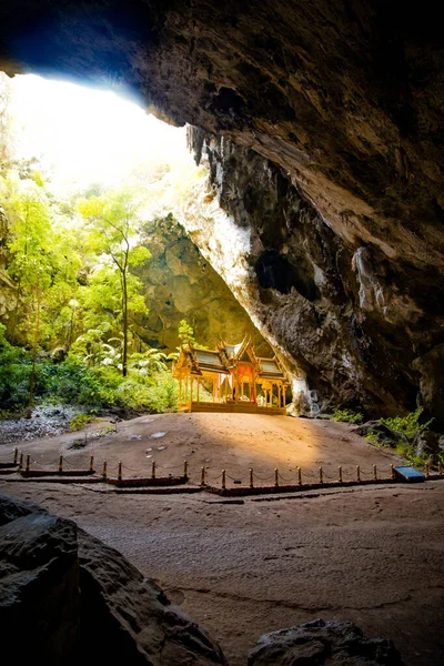 Phraya Nakhon Jeskyně, pavilon Khua Kharuehat chrám v Khao Sam Roi Yot Národní park v Prachuap Khiri Khan, Thajsko — Stock fotografie