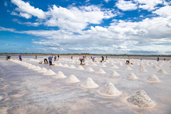 Phetchaburi Salt flats Naklua, granjas y agricultores recolectando sal en Phetchaburi, Tailandia — Foto de Stock