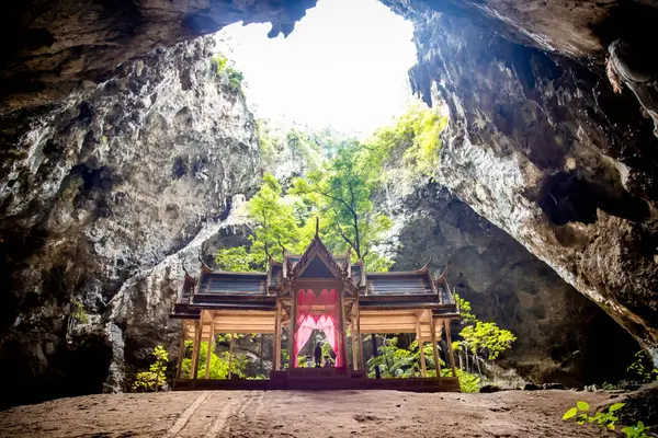 Phraya Nakhon Cave, Khua Kharuehat pavillion temple in Khao Sam Roi Yot National Park in Prachuap Khiri Khan, Thailand — Fotografia de Stock
