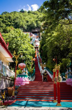 Wat Ban Tham tapınağı ve Kanchanaburi, Tayland 'daki mağara