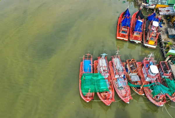 Вид с воздуха на реку Районг и рыбацкие лодки в Районге, Таиланд — стоковое фото