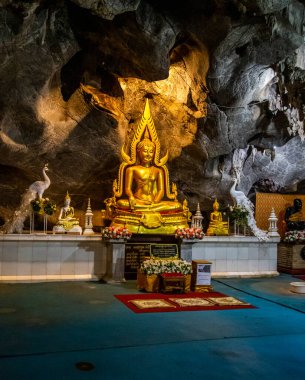 Wat tham Pu Wa tapınağı Kanchanaburi, Tayland 'daki mağarada.