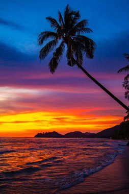 Gün batımında Klong Prao Sahili Koh Chang, Trat, Tayland