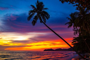 Gün batımında Klong Prao Sahili Koh Chang, Trat, Tayland