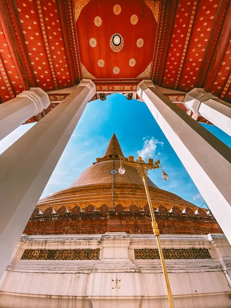 Wat Phra Pathom Chedi Ratchaworamahawihan oder Wat Phra Pathommachedi Ratcha Wora Maha Wihan, in Nakhon Pathom, Thailand — Stockfoto