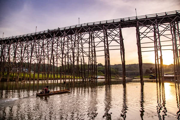 Mon Bridge, old wooden bridge at sunset in Sangkhlaburi, Kanchanaburi, Thailand — Stock Photo, Image