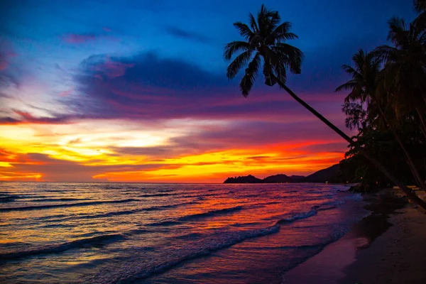 Klong Prao Beach podczas zachodu słońca w Koh Chang, Trat, Tajlandia — Zdjęcie stockowe