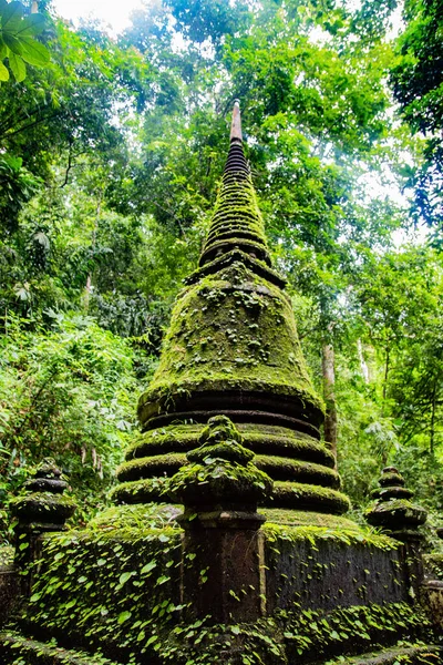 Namtok Phlio National Park, antigua pagoda y cascada en Chanthaburi, Tailandia — Foto de Stock