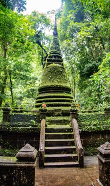 Namtok Phlio Ulusal Parkı, Chanthaburi, Tayland 'da antik pagoda ve şelale
