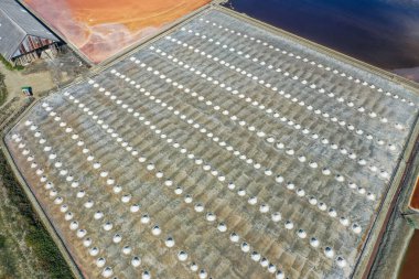 Phetchaburi Tuzu Naklua 'da daireler, çiftlikler ve çiftçiler Phetchaburi, Tayland' da tuz topluyor.