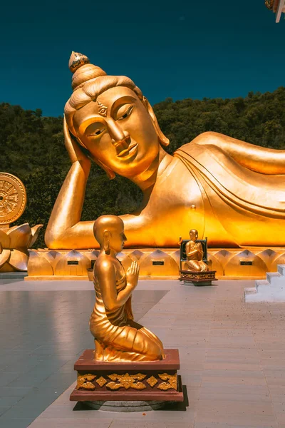 Wat Khao Sung Chaem Fa temple with giant snake and reclining gold buddha, in Kanchanaburi, Thailand — Stock Photo, Image