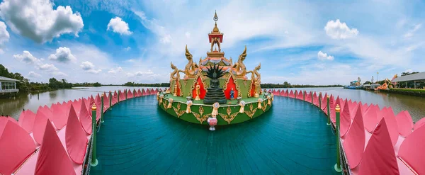 Templo de pétalos de flores de Wat Saman Rattanaram en Chachoengsao, Tailandia —  Fotos de Stock