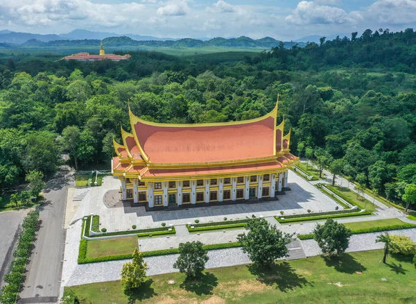 Vista aérea de Wat Boonyawad e Wat Boonyawas, em Chon Buri, Tailândia — Fotografia de Stock
