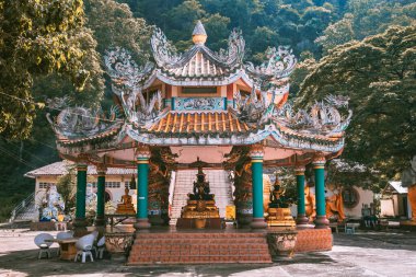 Wat Khao Isan ve Wat Thepprathan Ratchaburi, Tayland