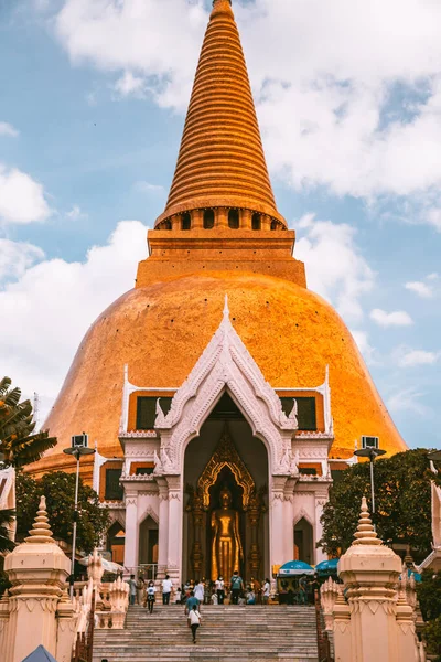 Wat Phra Pathom Chedi Ratchaworamahawihan eller Wat Phra Pathommachedi Ratcha Wora Maha Wihan, i Nakhon Pathom, Thailand — Stockfoto