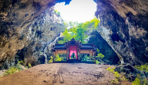 Praya Nakhon Cave, Khuah Kharuehat pavillion temple in Khao Sam Roi Yot National Park, Prachuap Khiri Khan, Thailand — 스톡 사진