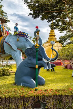 Wat Chak Yai tapınağı, altın Buda ve yüzlerce keşiş, Chanthaburi, Tayland 'da
