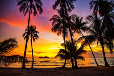 Gün batımında Klong Prao Sahili Koh Chang, Trat, Tayland