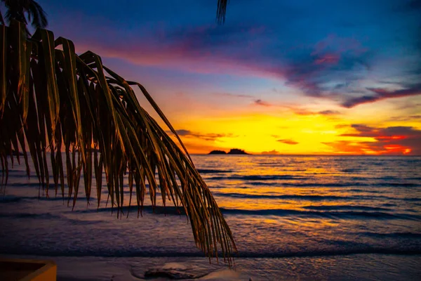 Klong Prao Beach podczas zachodu słońca w Koh Chang, Trat, Tajlandia — Zdjęcie stockowe