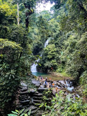 Namtok Phlio Ulusal Parkı, Chanthaburi, Tayland 'da antik pagoda ve şelale