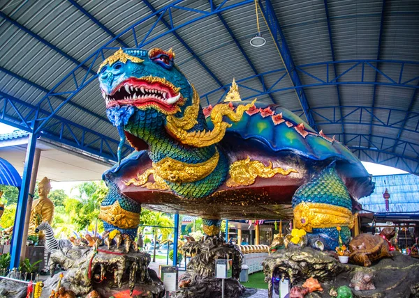 Ват Нонг Чап Тао, черепаха и дракон в Паттайе, Чонбури, Таиланд — стоковое фото