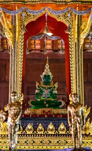 Храм Ват Яй Суваннарам с изумрудным зеленым Буддой в Пхетчабури, Таиланд — стоковое фото