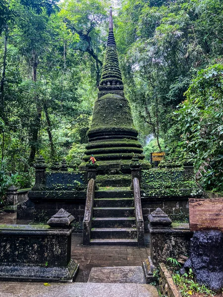 Namtok Phlio National Park, pagode antigo e cachoeira em Chanthaburi, Tailândia — Fotografia de Stock