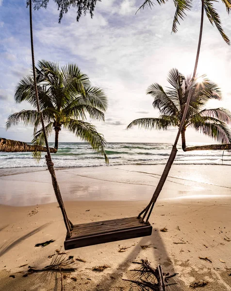 Klong Chao spiaggia e le sue palme doppie in Koh Kood, Trat, Thailandia — Foto Stock