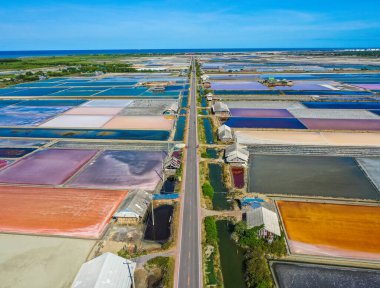 Phetchaburi Tuzu Naklua 'da daireler, çiftlikler ve çiftçiler Phetchaburi, Tayland' da tuz topluyor.
