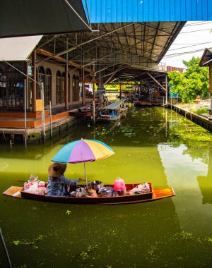 Ratchaburi, Tayland 'daki kilit altında Damnoen Saduak Yüzen Pazarı