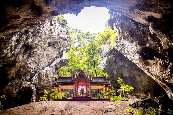 Cueva de Phraya Nakhon, templo del pabellón de Khua Kharuehat en el parque nacional de Khao Sam Roi Yot en Prachuap Khiri Khan, Tailandia —  Fotos de Stock